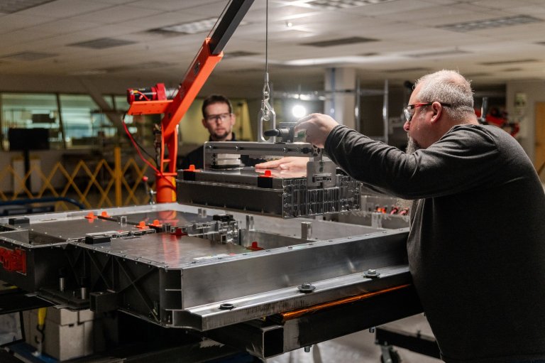 0-Blogs-Lean Conference-Center Engineer working on machine